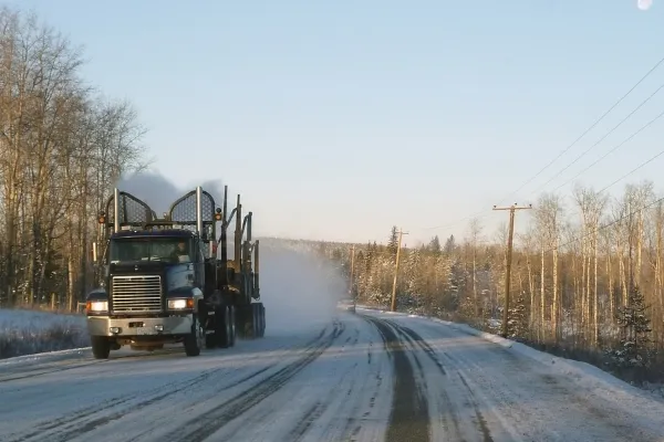 Camion équipé de chaînes de traction Chaînes Therrien sur route enneigée