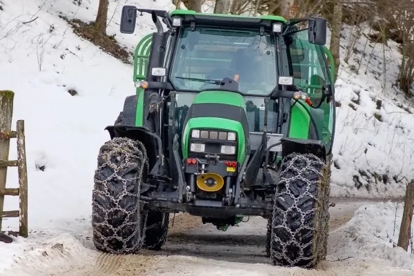 Chaîne de traction TRYGG montée sur un pneu de tracteur