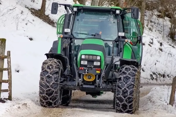 Chaîne de traction TRYGG montée sur un pneu de tracteur