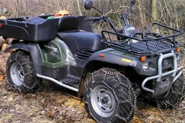 Chaîne de traction Chaînes Therrien installée sur un pneu de VTT